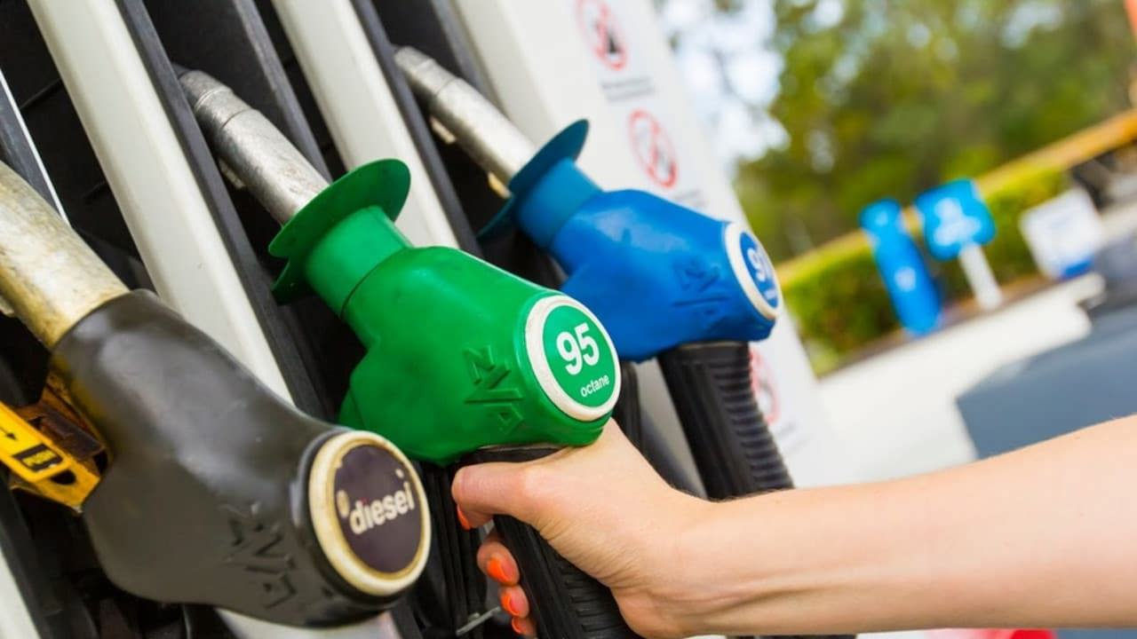 Litrul de motorină ajunge sub 26 de lei, iar benzina scade sub 28 de lei.