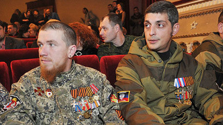 В клипе показаны кадры с похорон Гиви и Моторолы.