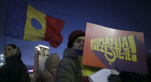 Aproximativ 30.000 de oameni protestează, la ora transmiterii acestei ştiri, în Piaţa Victoriei.