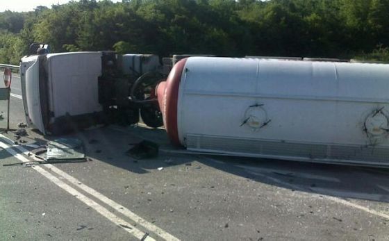 Şoferul autovehiculului a pierdut controlul volanului, iar în consecinţă autocisterna s-a răsturnat.