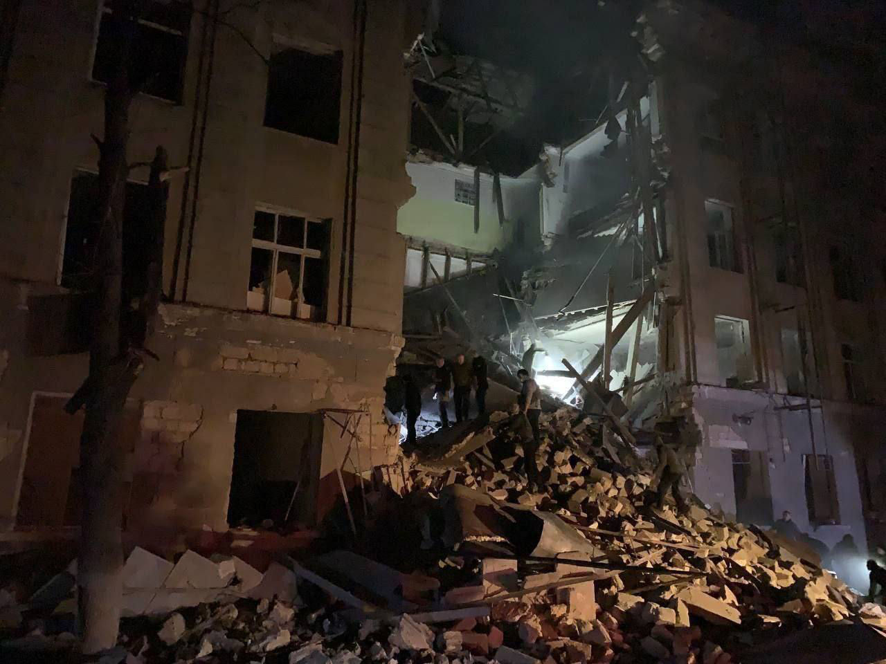 Николаев обстрелян ракетами С-300: есть разрушения, погибла женщина.