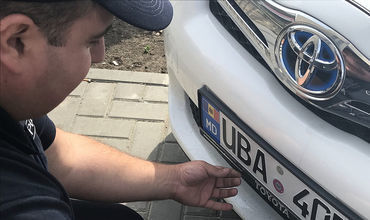 Водители лишились автомобильных номеров за неправильную парковку.