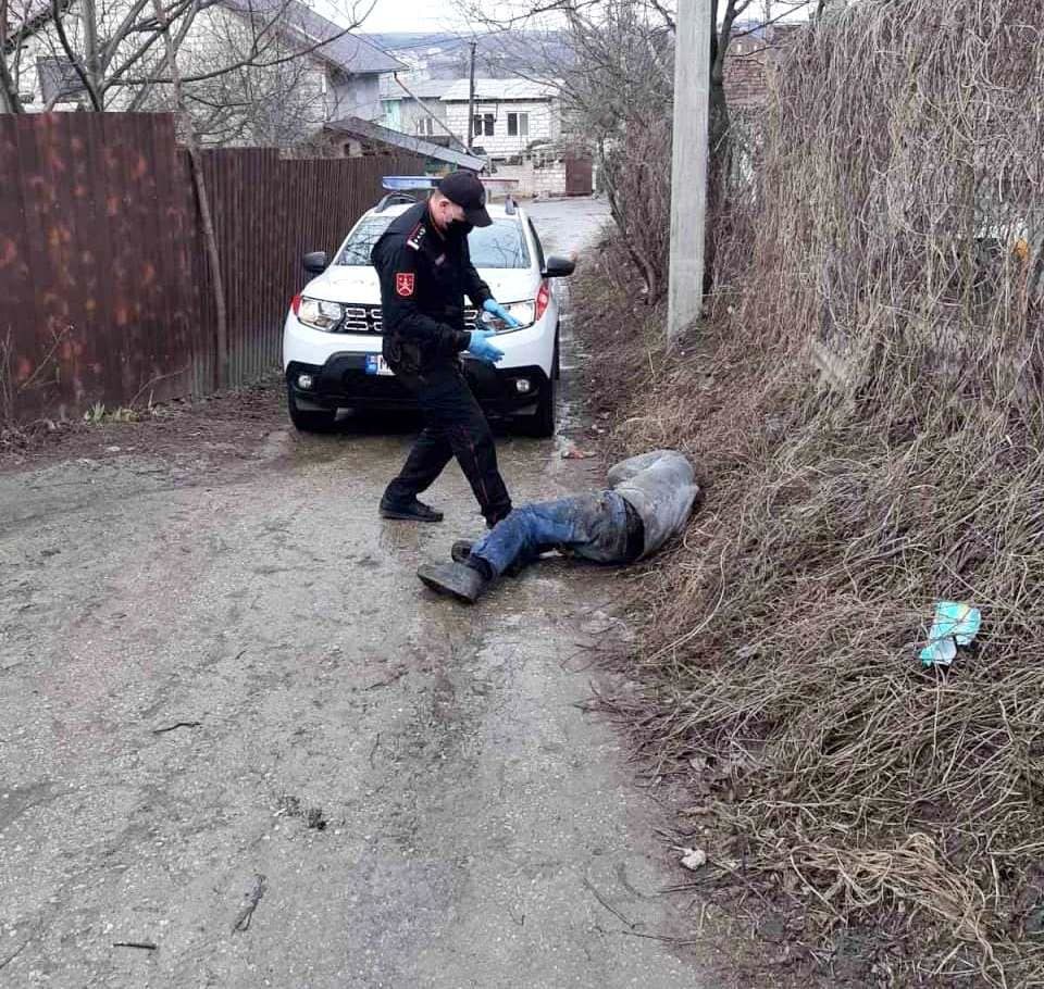 Патрульные оказали помощь потерявшему сознание мужчине.
