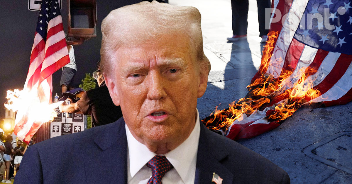 Trump propune introducerea unei pedepse cu închisoarea pentru arderea drapelului american.
