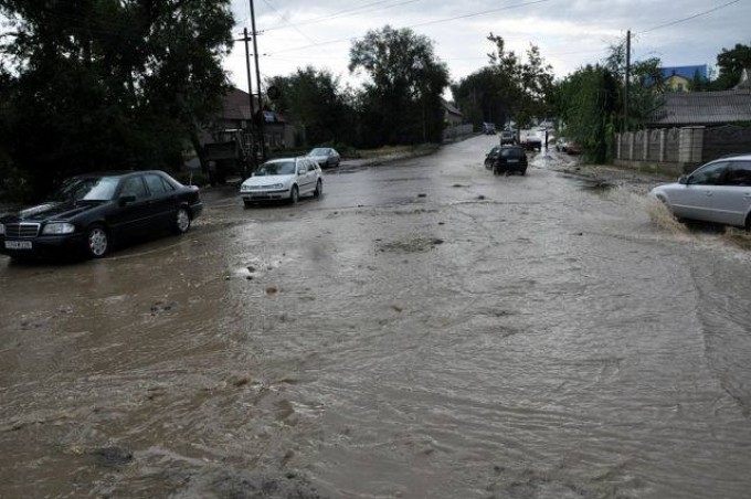 Ploaie torențială a inundat mai multestrăzi din orașul Cahul.