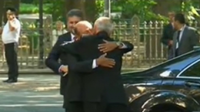 Traian Băsescu poartă o cravată violetă, în timp ce Nicolae Timofti are o cravată de culoare albastră. 