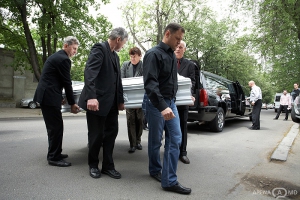 Diva Operei Naționale a fost îmbrăcătă într-un costum național și încălțată în pantofi de culoare aurie