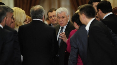 Обсуждение отставки председателя парламента происходит и во время перерывов в заседании парламента. Фото: kommersant.md