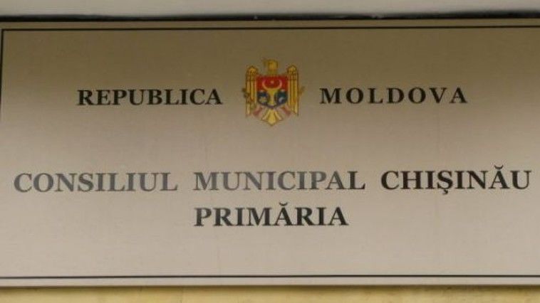 Primarul interimar Silvia Radu și-a prezentat astăzi proaspătul consilier. 