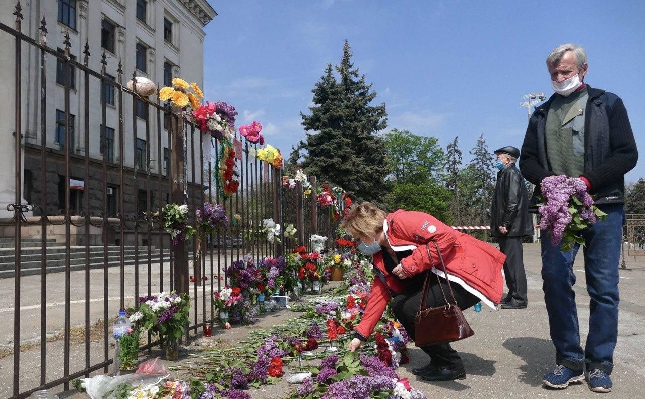 Сотни человек пришли к Дому профсоюзов в Одессе в годовщину трагедии