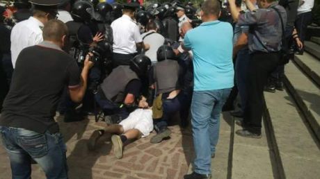 Suspecţii sunt cercetaţi penal pentru violenţă asupra ofiţerilor.