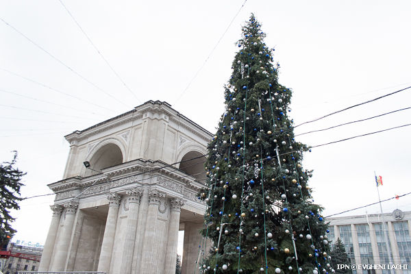 Principalul pom de Crăciun al ţării a fost inaugurat ieri, 1 decembrie, în scuarul Catedralei din Chişinău.