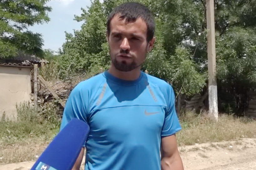 Когда начался дождь, овцы спрятались под деревом, а сам пастух встал под другое дерево. 