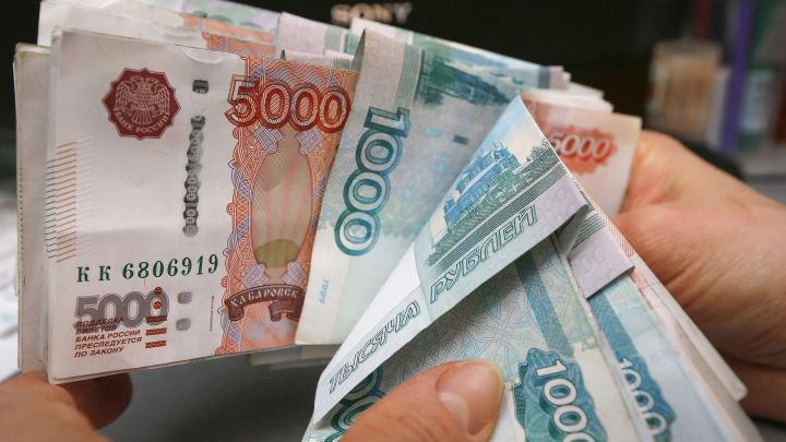 Moldovenii cu cele mai bune salarii printre imigranţii din Rusia