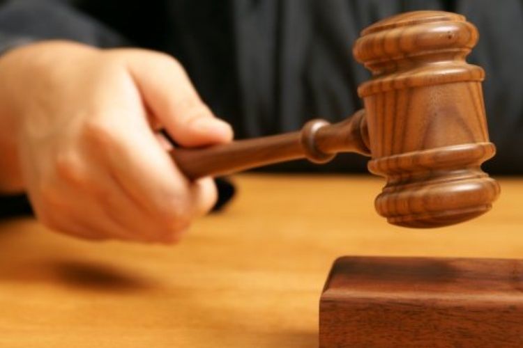 Столичный адвокат предстанет перед судом за получение взятки. 