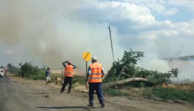 Пожарникам удалось погасить пламя и предотвратить его распространение.