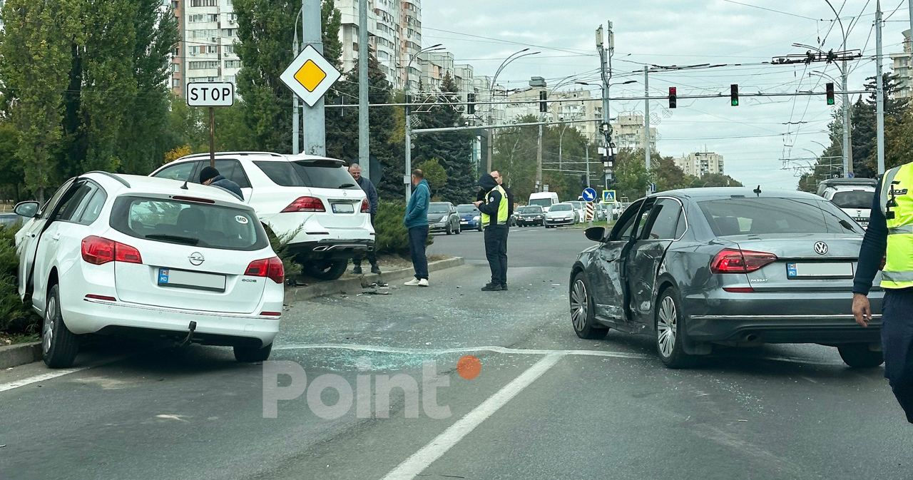 В Кишиневе произошло ДТП с участием трех автомобилей.