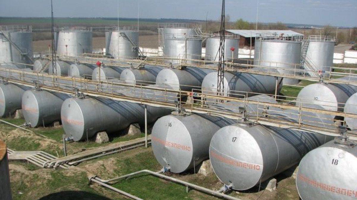 Украинские нефтебазы продают со скидками до 90%.