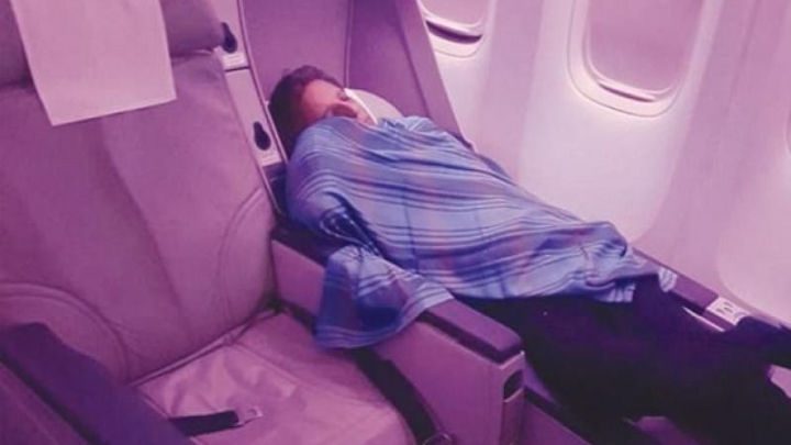 Un pilot, surprins dormind în clasa business în timpul unui zbor. Foto: digi24.ro