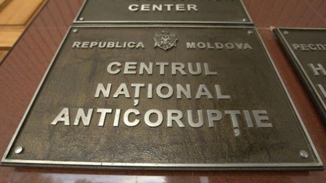 НЦБК провел 12 обысков по делу о коррупции на таможне.