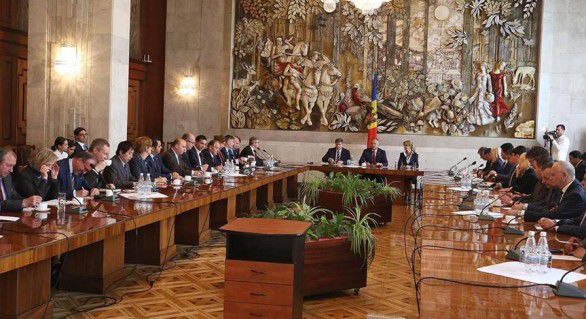 Dodon a chemat la Președinție Ambasadorii SUA, UE și CSI pentru a discuta despre „referendumul anti-Chirtoacă”. Foto: facebook/Igor Dodon