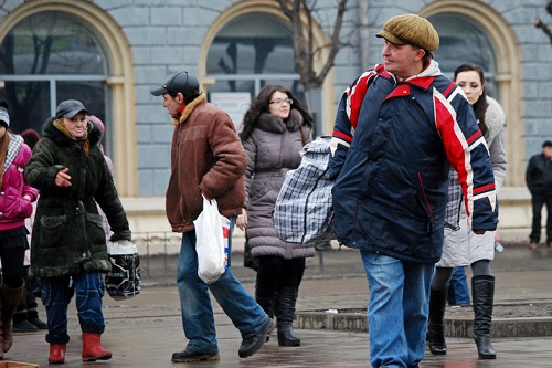 77% граждан самой актуальной проблемой, с которой сталкивается наша страна на данный момент, считают низкие зарплаты.