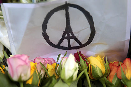 Хит продаж — футболка с слоганом Je Suis Paris в цветах французского флага.