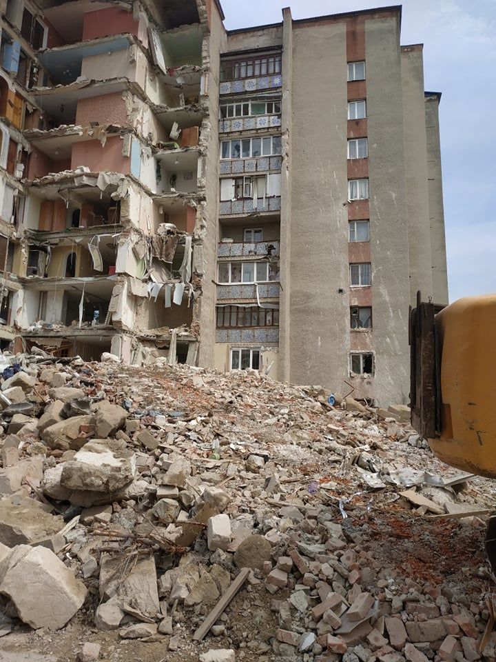 По данным ГИЧС, действия начались с демонтажа бетонных плит, свисающих с верхних этажей. 