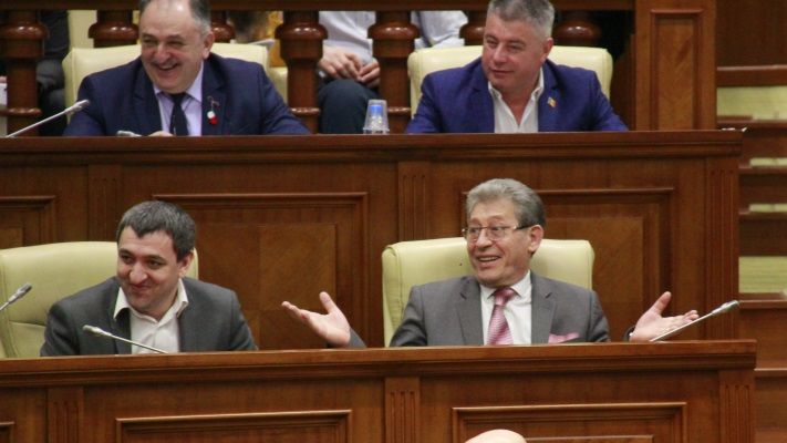 Либералы вернулись в парламент под смешки коллег.