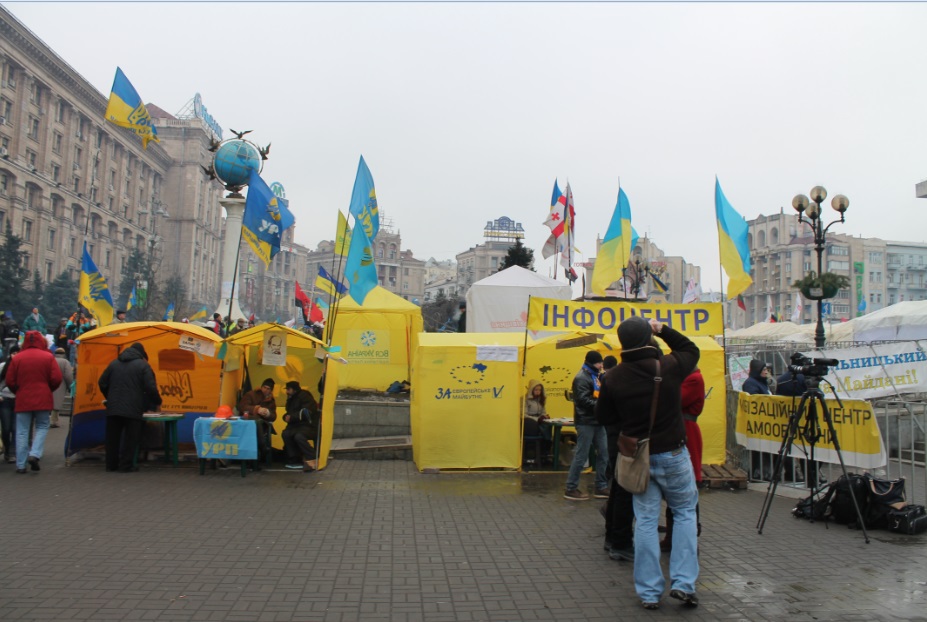 Евромайдановцы решили дать шанс новому президенту.   Фото: evreiskiy.kiev.ua