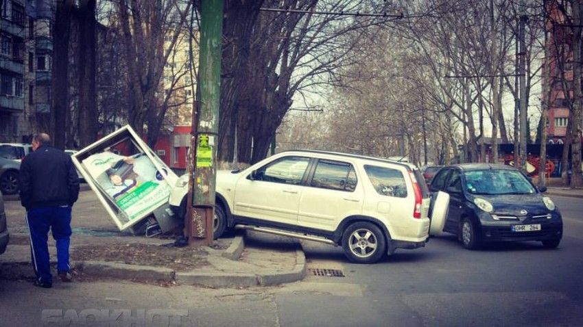 В Кишиневе водитель снес рекламное панно.
