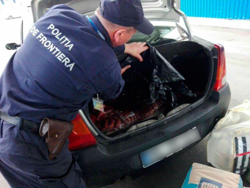 Mezeluri fără acte de proveniență, confiscate la graniță cu Ucraina