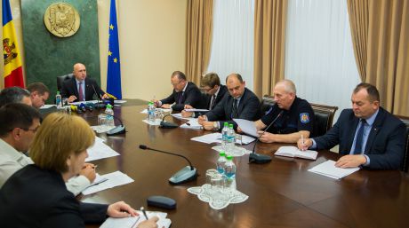Premierul Pavel Filip a cerut autorităţilor să se mobilizeze şi să dea dovadă de maximă vigilenţă. Foto: gov.md