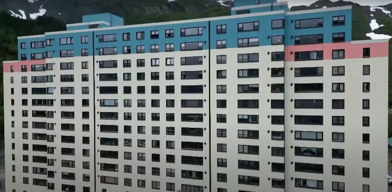 В самом изолированном городе Америки построена всего одна многоэтажка на всех.