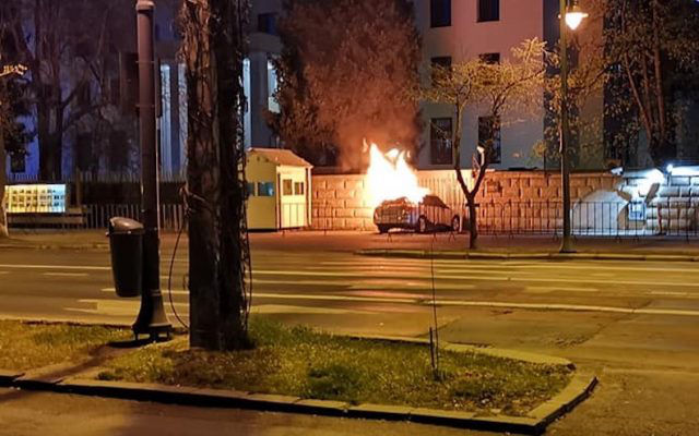 В здание посольства РФ в Бухаресте врезался легковой автомобиль.