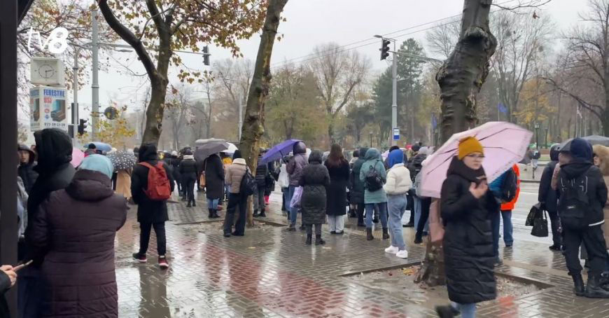 В среду из-за сбоев в сети десятки людей задержались на улицах столицы.