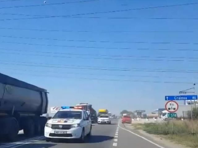 Cea mai nouă fiţă: Taximetrist cu poliţist personal în trafic. Foto: Digi24