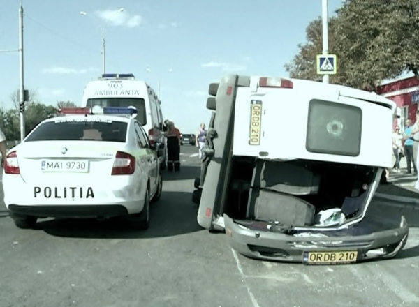 In ultimele cateva luni, capitala a fost zguduita de tragedii provocate de microbuze: cinci oameni raniti dupa ce microbuzul de pe ruta 155 s-a rasturnat.
