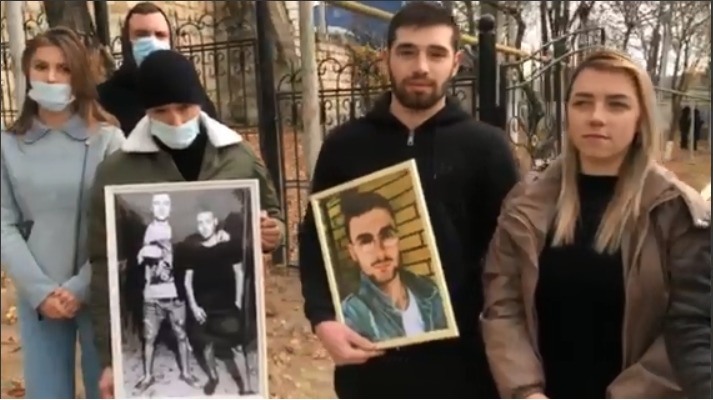 Товарищи убитых в Фалештах ребят протестовали перед зданием суда с требованием правосудия.