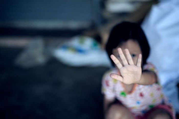 O fetiță de șase ani, abuzată sexual de alt copil de 12 ani, vecin cu victima.