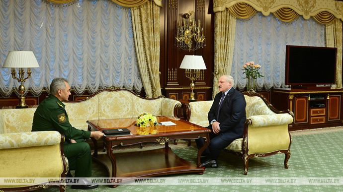 Лукашенко на встрече с Шойгу: Мы готовимся как единая армия.