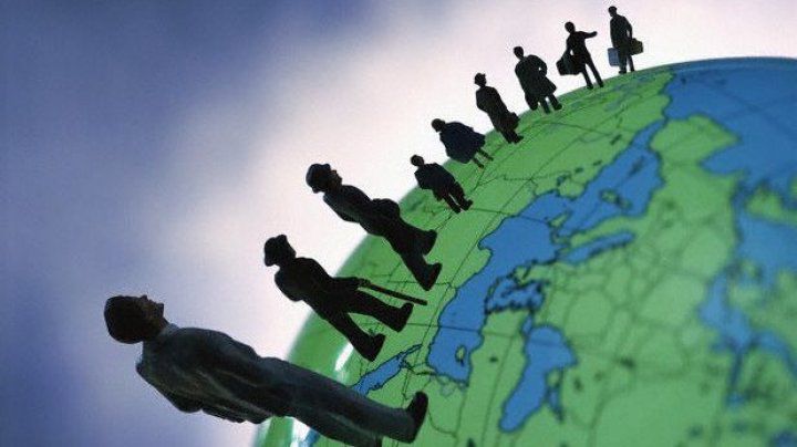 Сократилось и число переехавших в Россию на постоянное место жительства. 