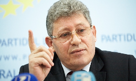 Oare nu cumva au și ei atribuții la tot ce se întâmplă la noi în partid, numai că o fac mai fin?”, se întreabă Mihai Ghimpu.