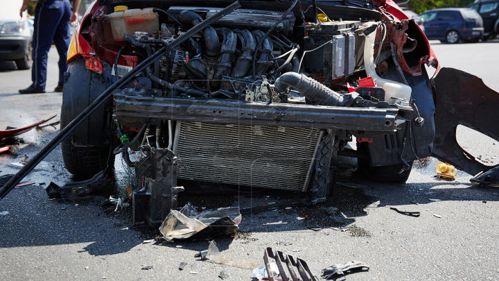 Accident grav în Capitală. Două automobile s-au ciocnit violent. Foto simbol: publika.md