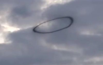 В небе над Великобританией увидели загадочное черное кольцо.