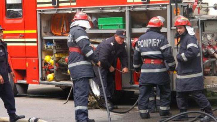 Un bărbat s-a ales cu multiple arsuri şi trei gărajuri au fost dărâmate, în urma unei deflagraţii care s-a produs ieri seara.