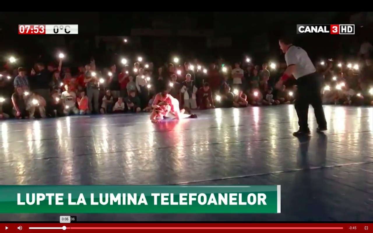 Spectatorii au salvat disputarea unei finale la lupte libere, după ce în sală s-a stins lumina. 