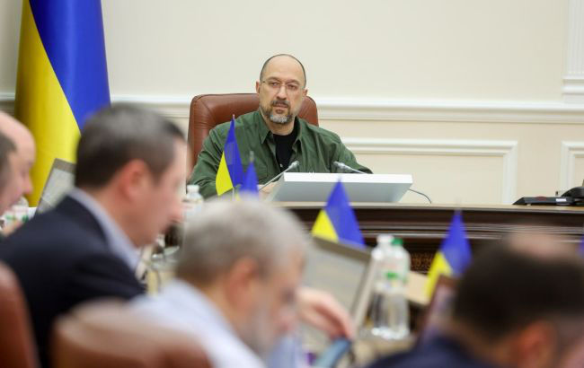 Выехавших за границу украинцев будут лишать выплат.