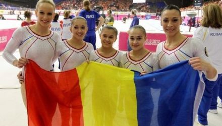 La paralele, finala a fost câştigată de Victoria Komova din Rusia, urmată de compatrioata ei Anastasia Grişina şi de Natalia Kononenko. 