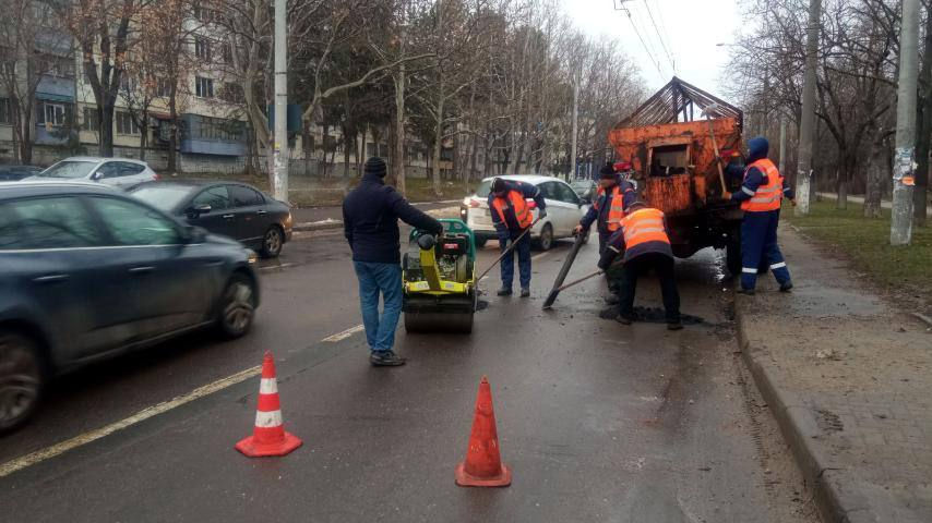 В Кишиневе продолжается ремонт дорог: выбоины засыпают холодным асфальтом.